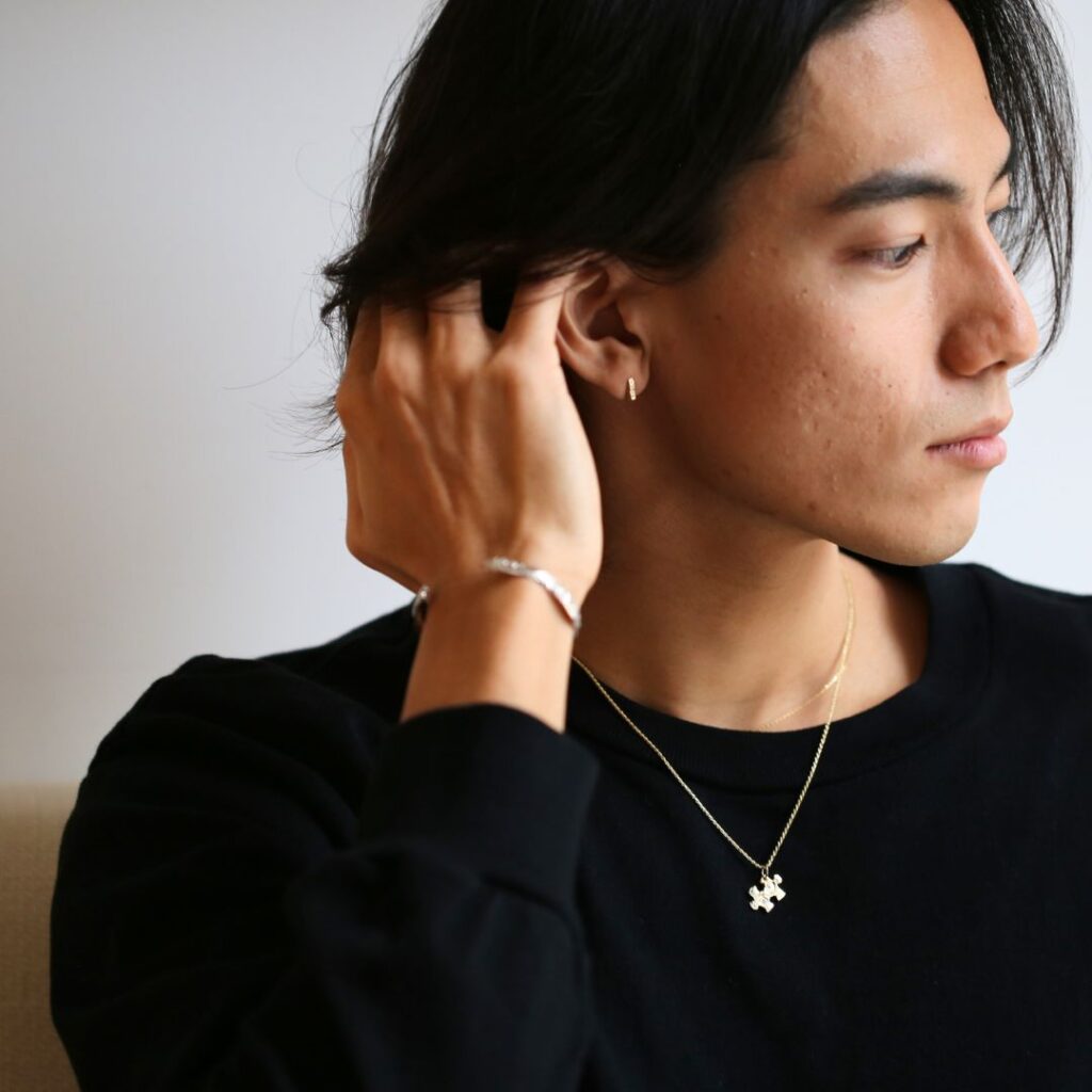 ダイヤモンドヘッドピアスを着けた男性