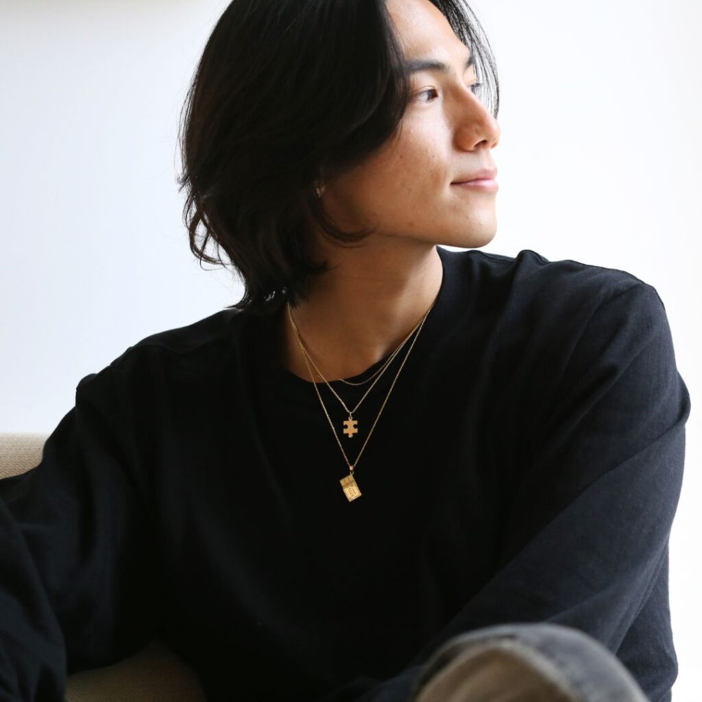 チョコレートネックレスを着けた男性