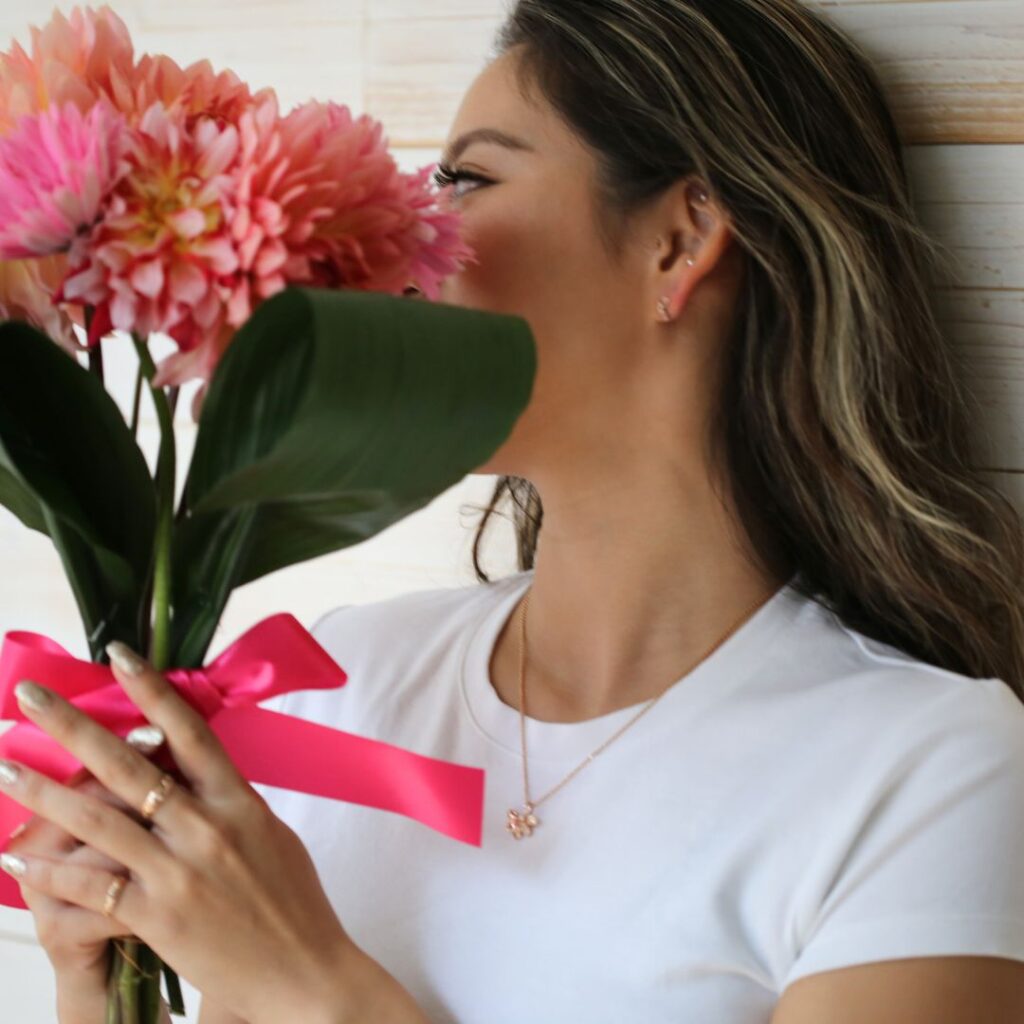 (10001620)ナウパカネックレスを身に着け花束を持つ女性