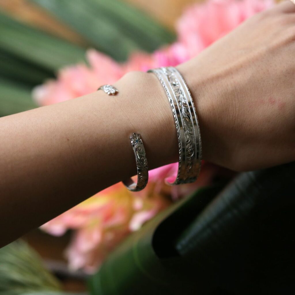 (10001613)ナウパカカフバングルを身に着けた腕