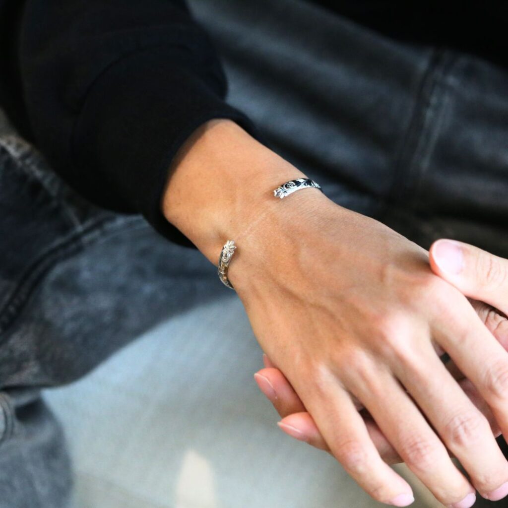 ナウパカカフバングルを着けた男性の手元