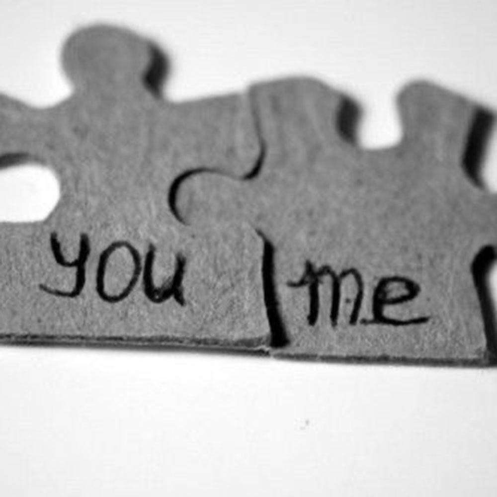 モノクロでyouとmeと書かれている二つのパズルのピース