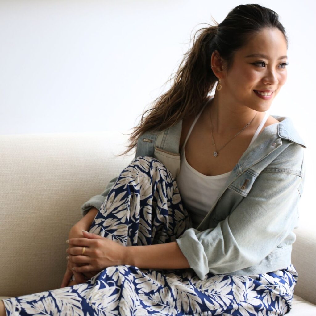 (10001645)ボンボヤージュネックレスを着けてソファーに座る女性