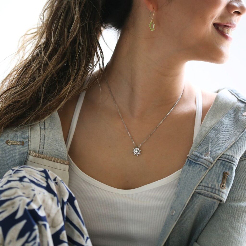 (10001645)ボンボヤージュネックレスを着けた女性の横顔