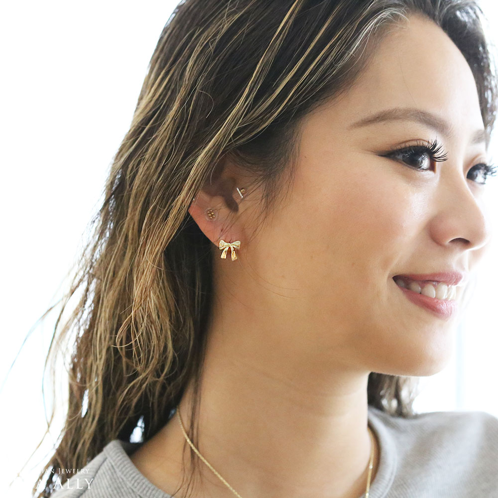 (10001623)リボンピアスを着けて微笑む女性