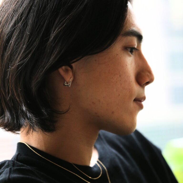 レクタングルピアスを着けた男性の横顔