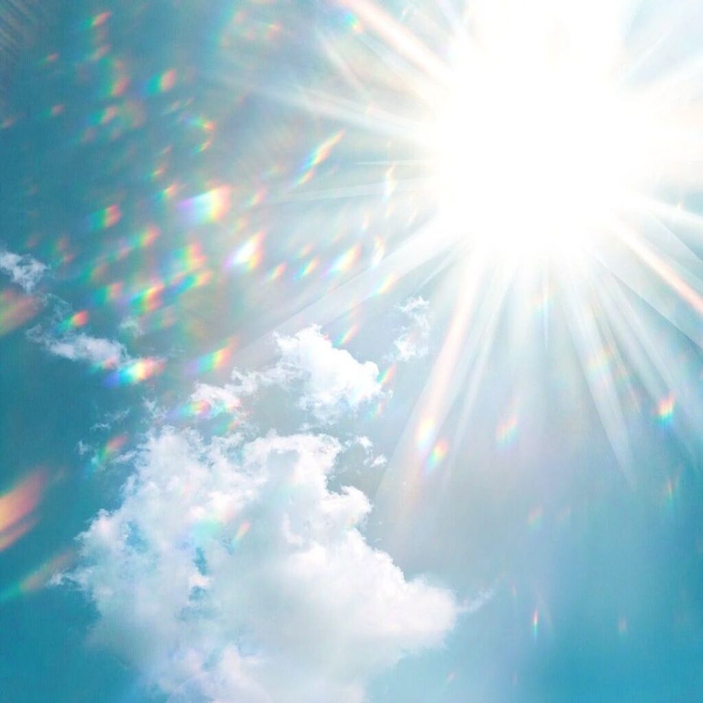 青空に反射する太陽