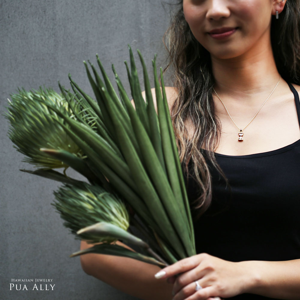 ハワイアンジュエリーサンドグラスネックレスを着ける女性の着用写真