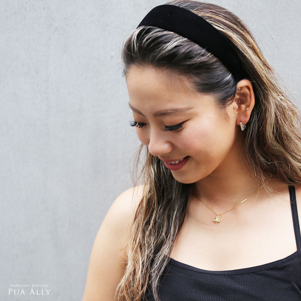 ハワイアンジュエリードルフィンキルトネックレスを着用する女性