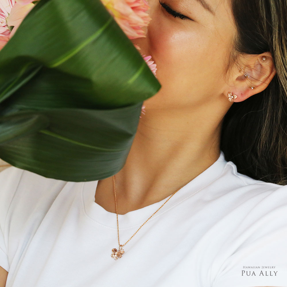 (10001617)ブーゲンビリアのピアスを着けて花束に顔をうずめる女性