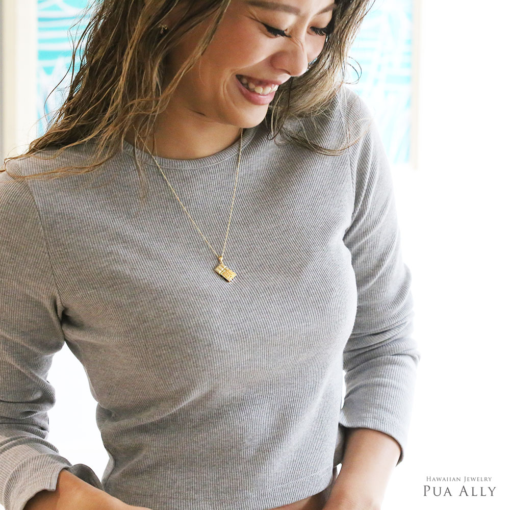 (10001630)笑顔の女性がハワイアンジュエリーチョコレートネックレスを着用