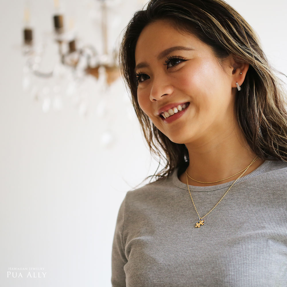 パズルネックレスを女性が着用している接写