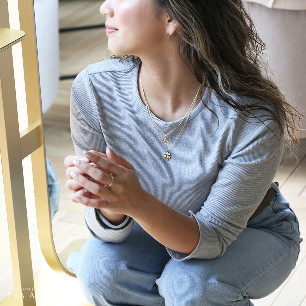 横向きで座っている女性