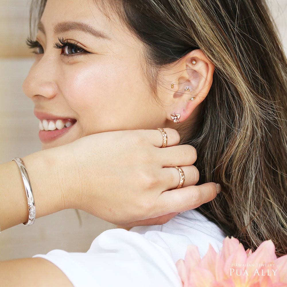 (10001617)ブーゲンビリアのピアスを着けてた女性の横顔