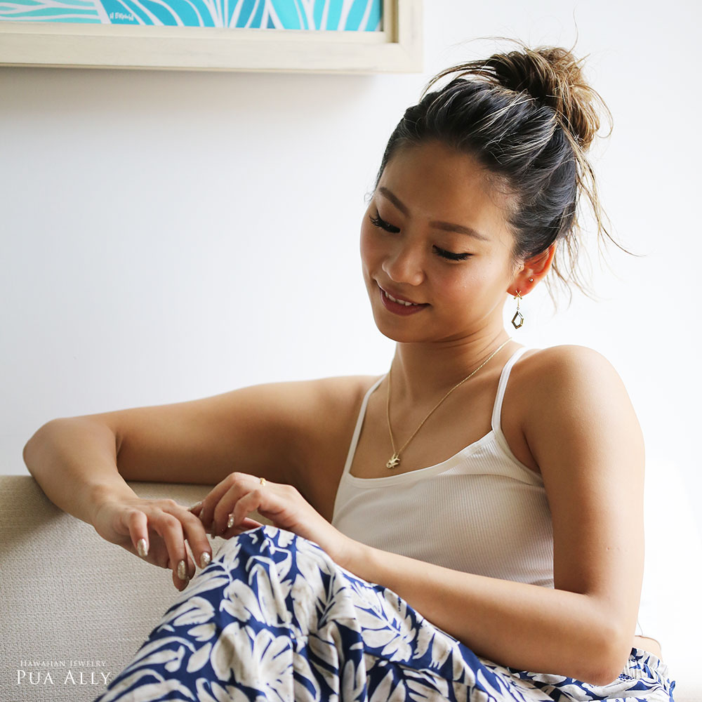 (10001594)カフピアスを着けて手元を見る女性