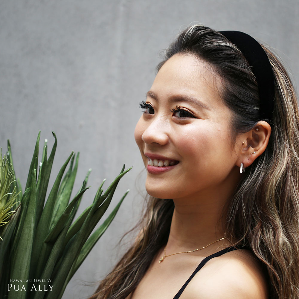 (10001626)レクタングルピアスを身に着けたカチューシャの女性