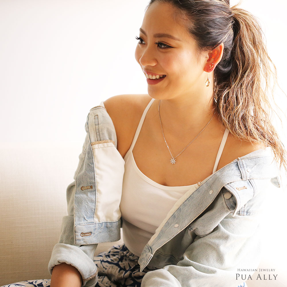 (10001594)カフピアスを着けて笑う女性の横顔