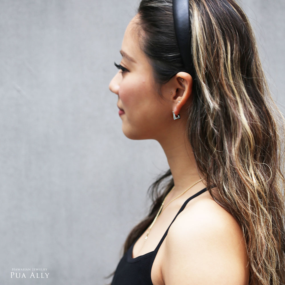 (10001626)レクタングルピアスを着けた女性の横顔