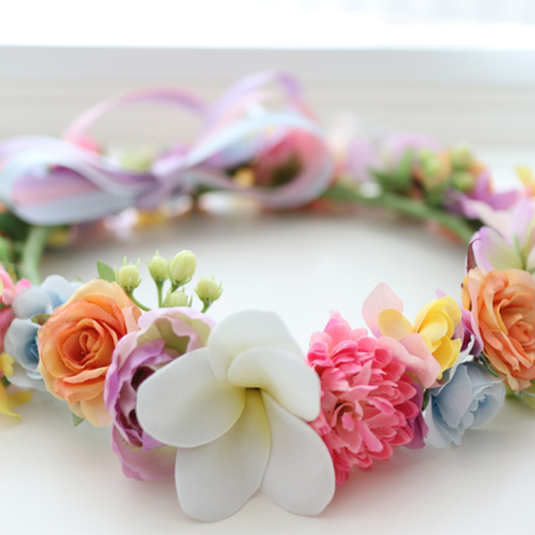 ハワイの美しい自然を編み込み、頭を飾る花冠「レイポオ」。 それは、古来よりハワイの人々が神聖な儀式や特別な祝祭の場で身につけてきた、敬意と祝福のシンボルです。