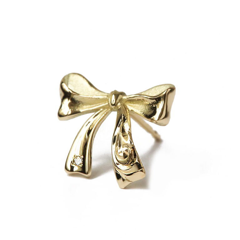 ゴールドのハワイアンジュエリーリボンモチーフのピアスダイヤ付き