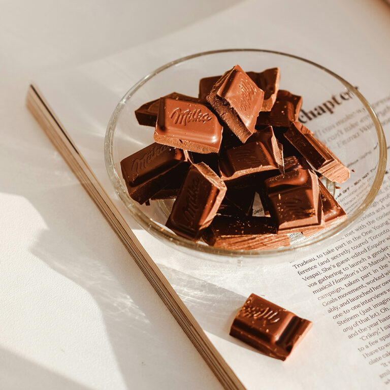 本の上にチョコレートが乗っている