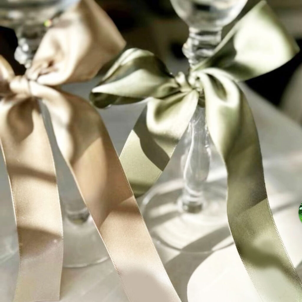 グリーンとゴールドの二つのリボン