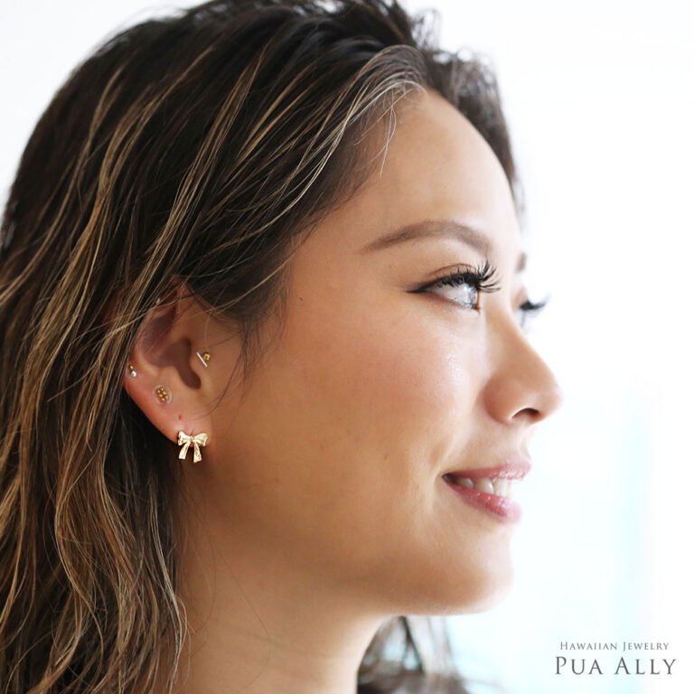 横顔の女性がハワイアンジュエリーのリボンピアスを茶協