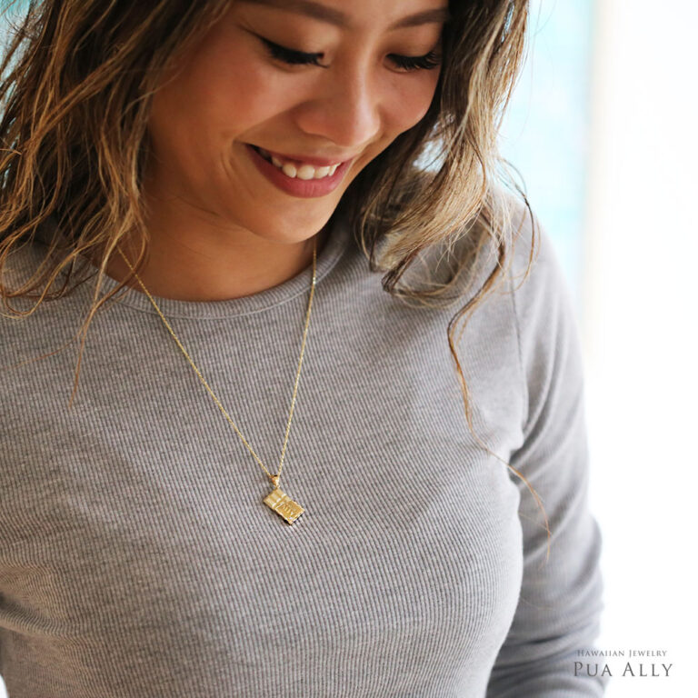 笑顔の女性がチョコレートモチーフネックレスを着用