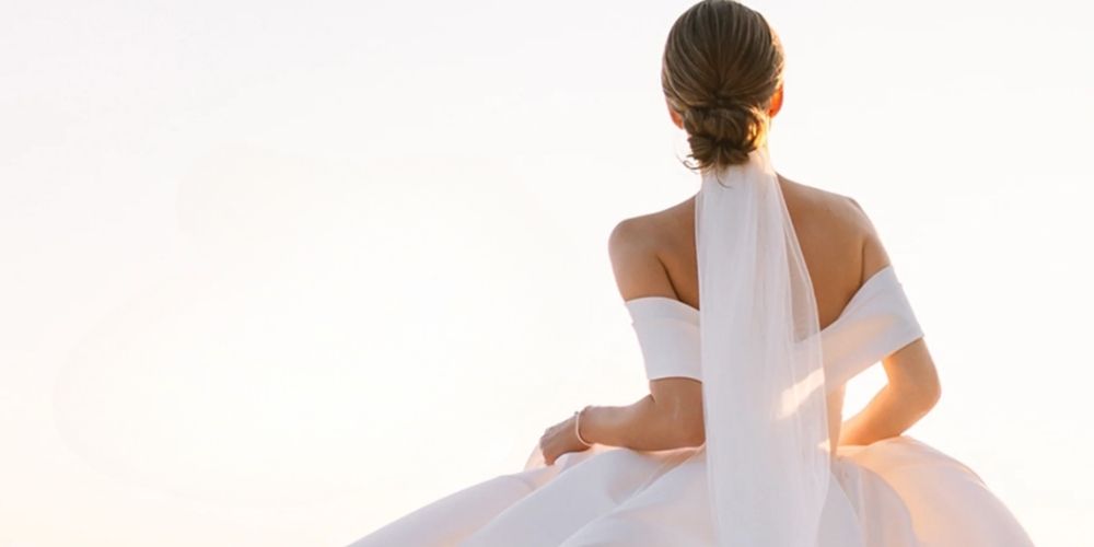 ウェディングドレスを着た女性の後ろ姿