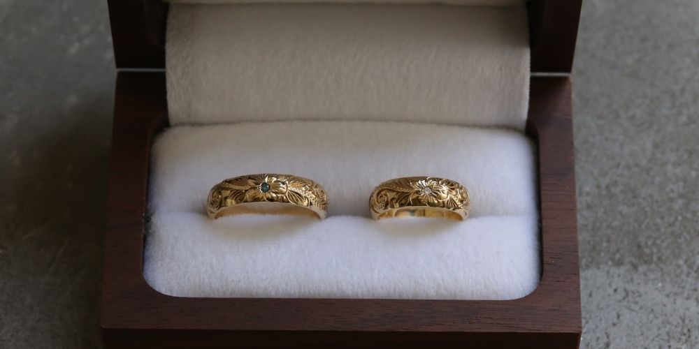 木箱に入ったゴールドのハワイアンジュエリー結婚指輪