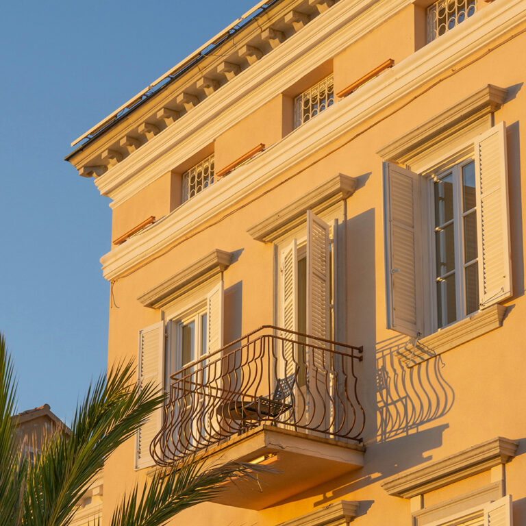 ゴールドの日差しが差し込むエレガントな建物