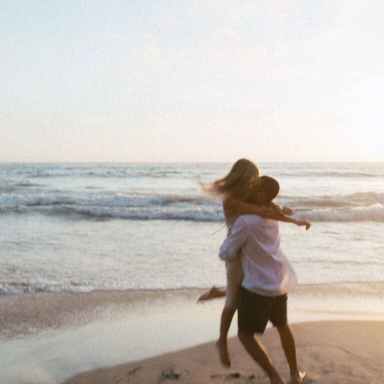 海辺のカップル