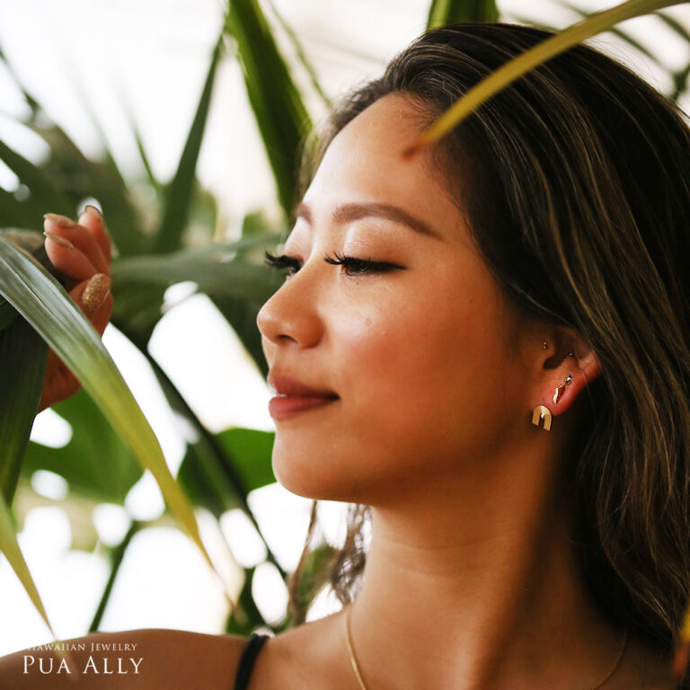 ダイヤモンドヘッドピアスを着用した女性の横顔